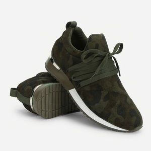 Camo lace-up tennis shoes sneakers
